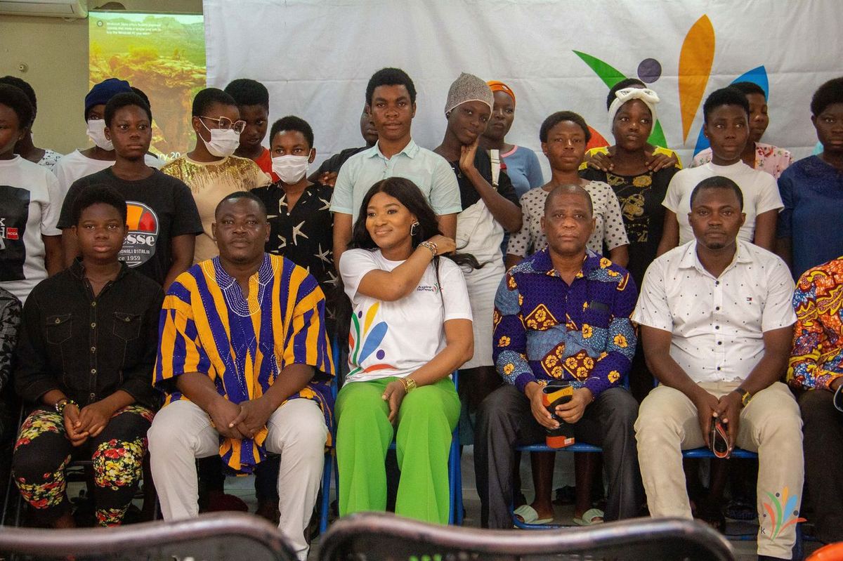 Group photo of students, parents and leaders at the Tesano engagement
